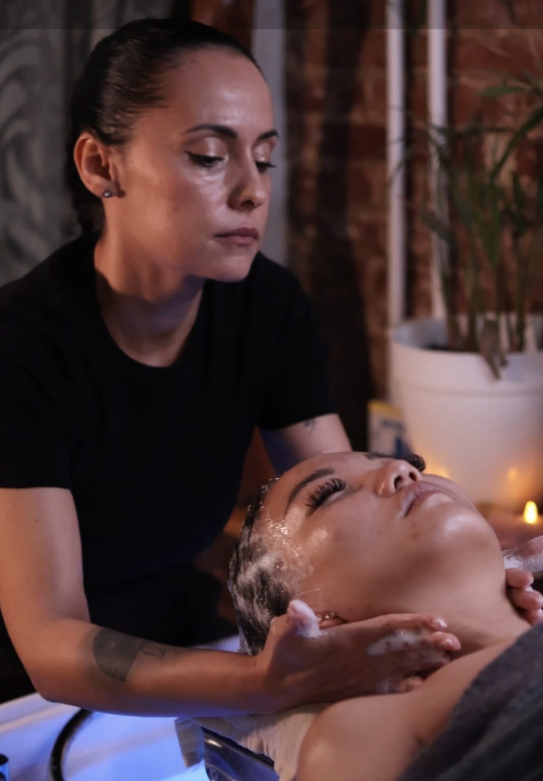 Virginia Moirón realizando un tratamiento de cabeza y cuello